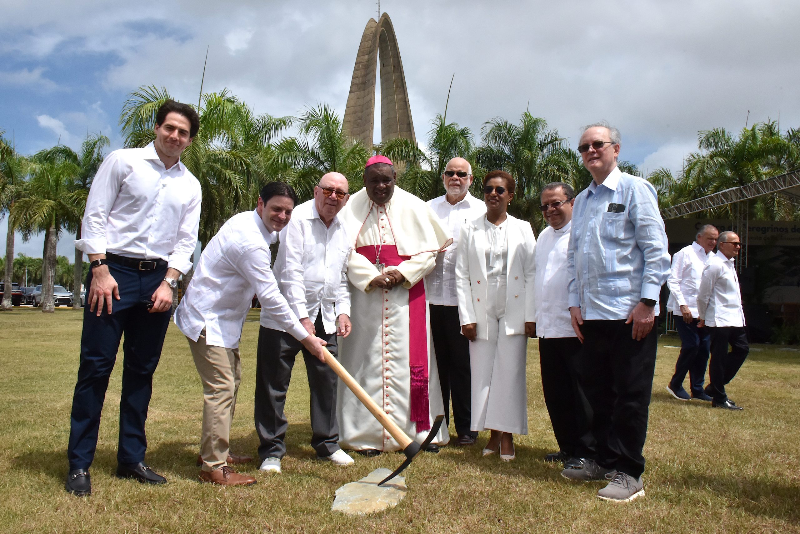 Higüey da el primer picazo para la construcción del Centro de Peregrinos de la Altagracia