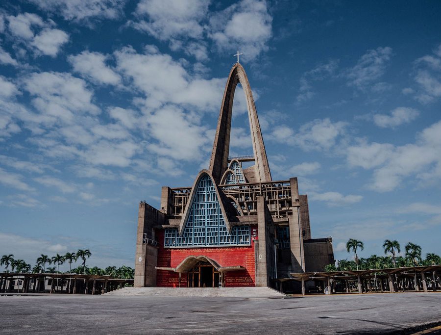 Rueda Cine en la explanada de la Basílica – Película Documental Donde Floreció Una Devoción