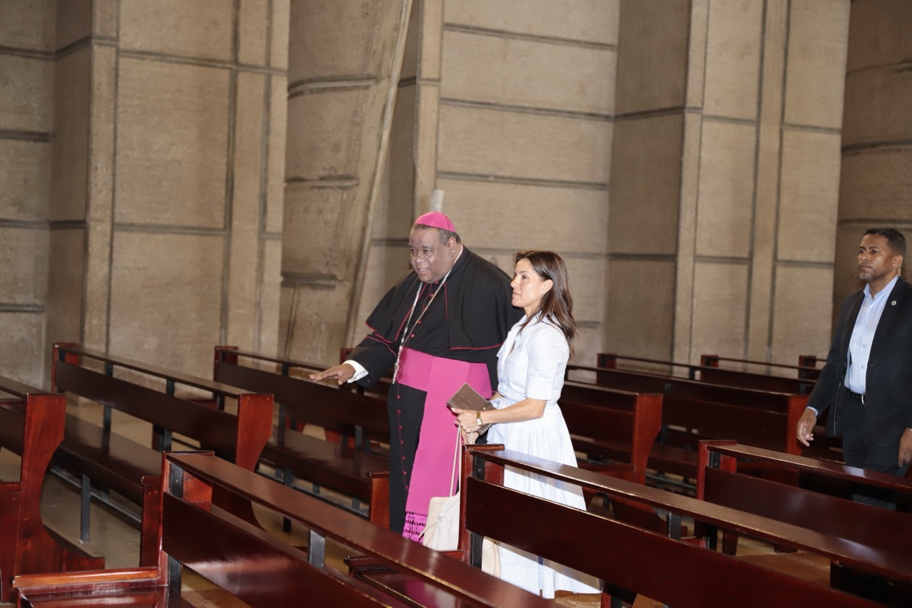Embajadora de Estados Unidos visita la Basílica de Higüey y el Museo de la Altagracia en República Dominicana