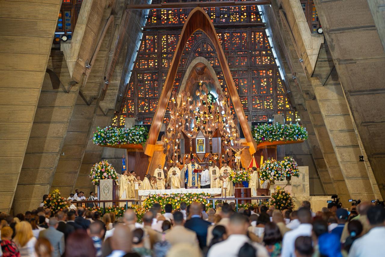 Fieles celebran la solemnidad de Nuestra Señora de la Altagracia con un llamado a la fe, la familia y la honestidad institucional