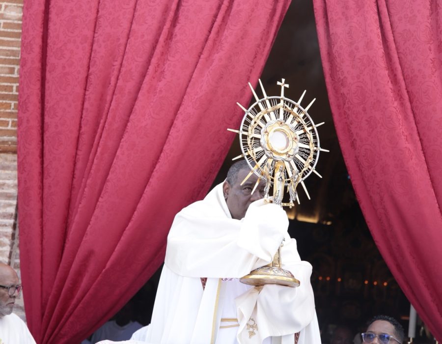 Cientos de fieles participaron en la Solemne Procesión de Corpus Christi desde la Basílica hasta la Iglesia de San Dionisio