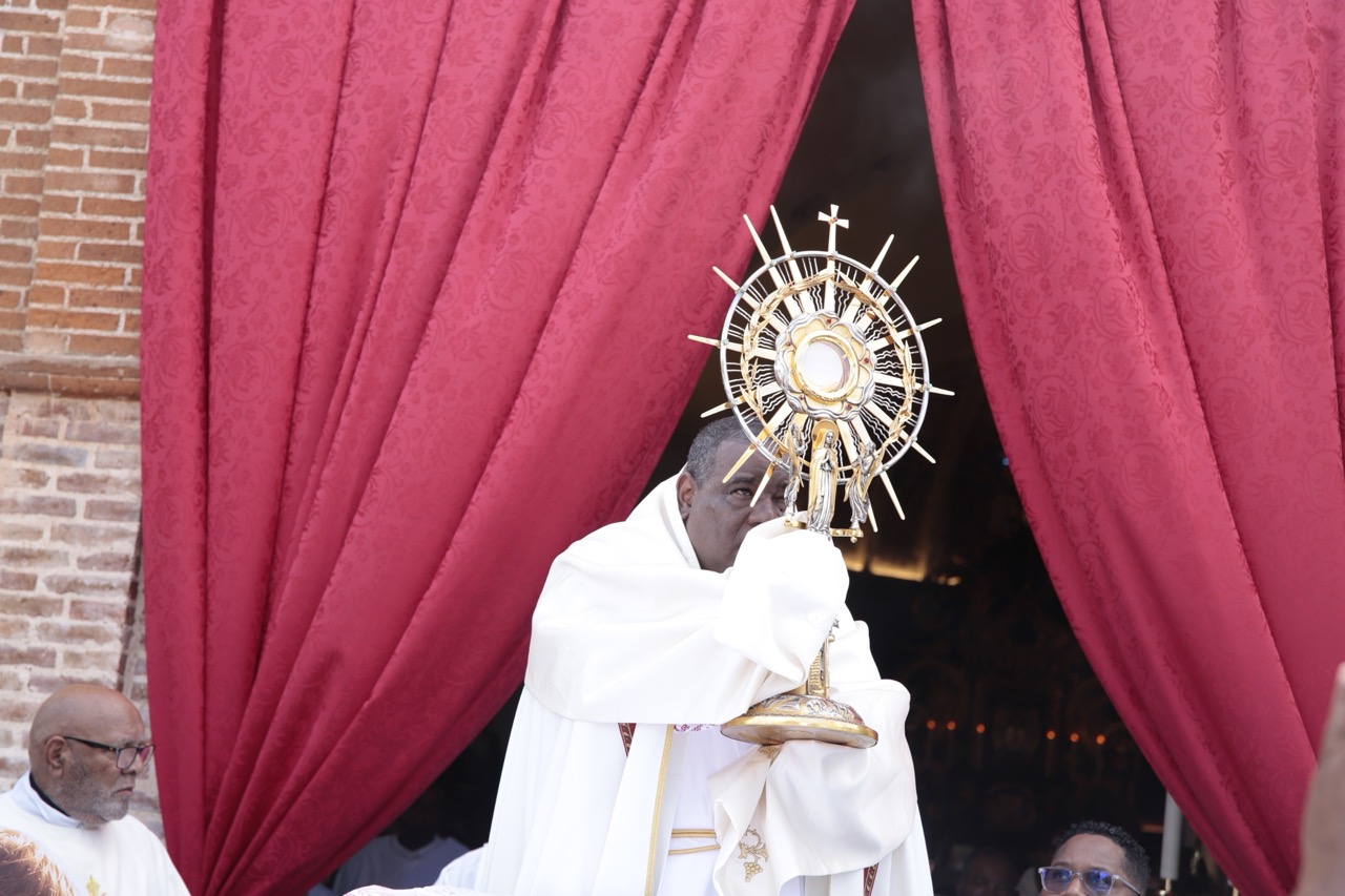 Cientos de fieles participaron en la Solemne Procesión de Corpus Christi desde la Basílica hasta la Iglesia de San Dionisio