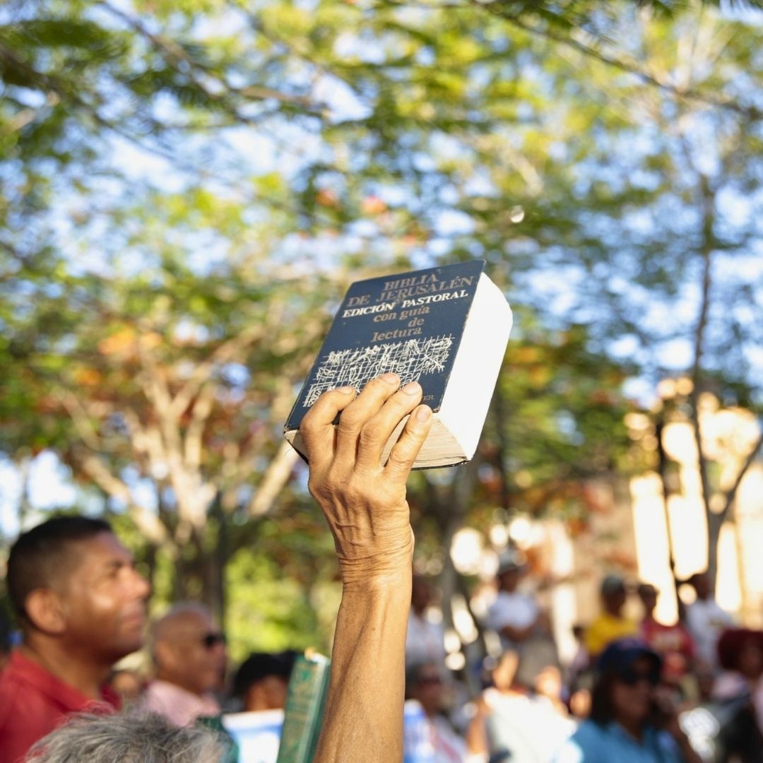 Caminata de la Biblia reúne a parroquias y fieles de Higüey en una expresión de fe y unidad.